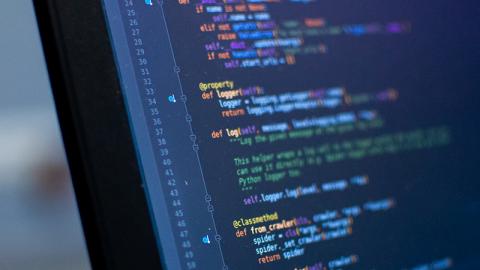 Programmeur de codage Python, JavaScript et html sur l'écran d'un ordinateur portable