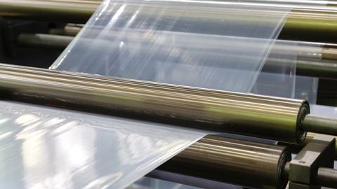 Un rouleau de film d'emballage plastique 