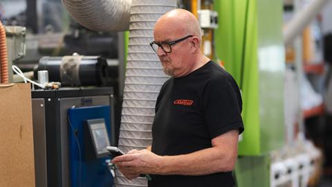 Matti Majava de chez Camteam utilise l'appareil portable Vaisala Indigo80 pour vérifier le niveau d'humidité de son sécheur de plastique