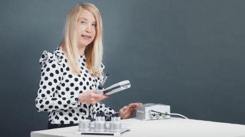 Sanna Lehtinen étalonne le transmetteur HMT330 avec l'instrument de mesure portable HM70